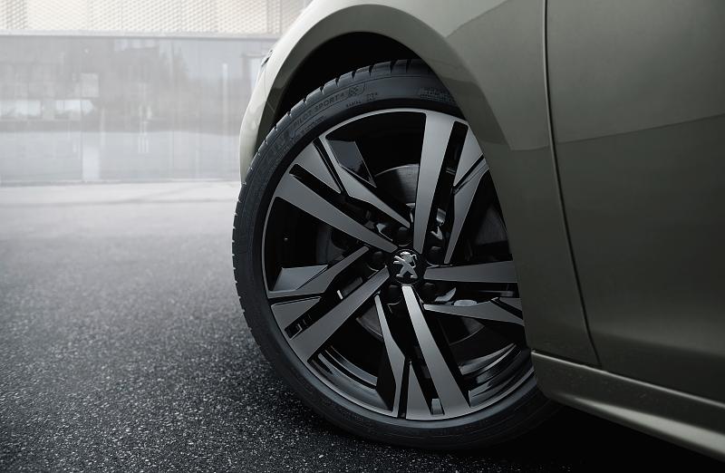 Cliquez sur l'image pour l'afficher en taille normale

Nom : PEUGEOT_508SW_1806STYP_305_1.jpg 
Affichages : 905 
Taille : 89.0 Ko 
ID : 12333