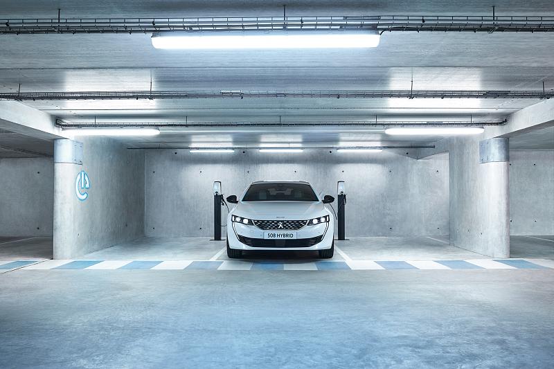 Cliquez sur l'image pour l'afficher en taille normale

Nom : PEUGEOT_508PHEV_1809PB_002.jpg 
Affichages : 1194 
Taille : 95.6 Ko 
ID : 15204