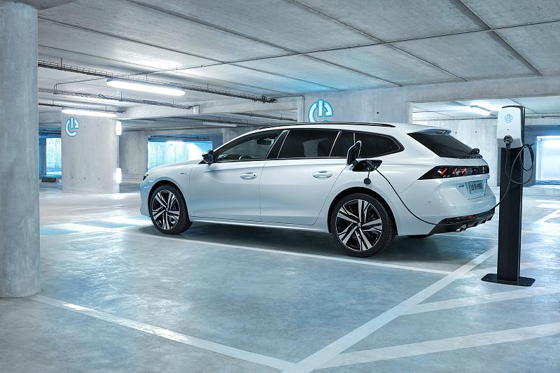 Cliquez sur l'image pour l'afficher en taille normale

Nom : PEUGEOT_508PHEV_SW_1809PB_002_0.jpg 
Affichages : 1248 
Taille : 95.2 Ko 
ID : 15205