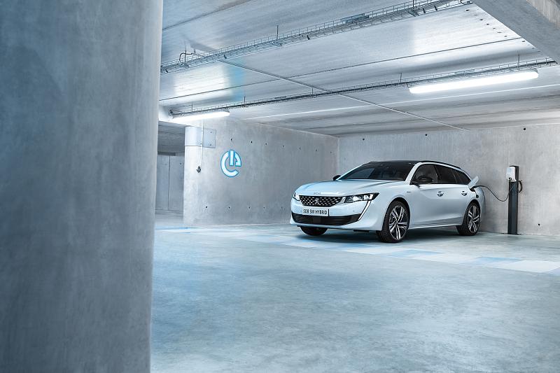 Cliquez sur l'image pour l'afficher en taille normale

Nom : PEUGEOT_508PHEV_SW_1809PB_001.jpg 
Affichages : 1238 
Taille : 92.3 Ko 
ID : 15206