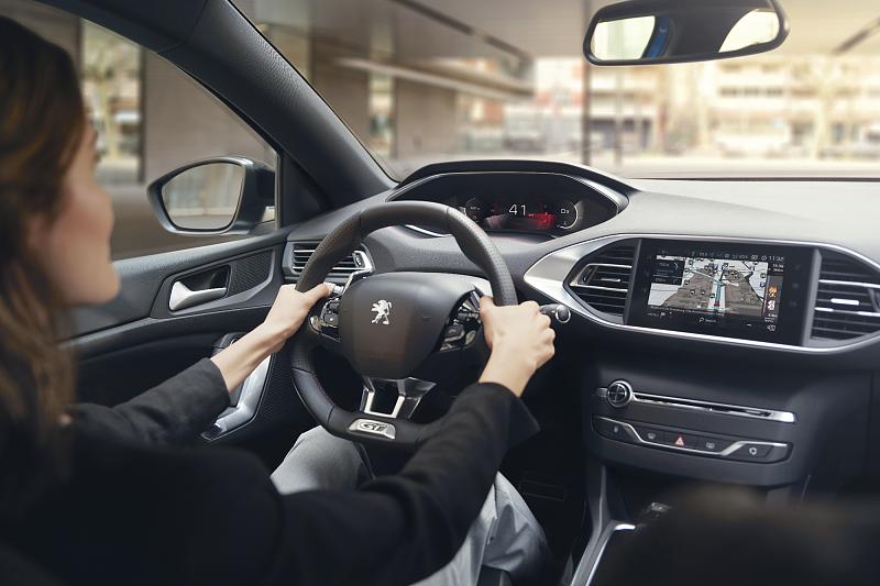 Cliquez sur l'image pour l'afficher en taille normale

Nom : PEUGEOT_308_2006HJ303C.jpg 
Affichages : 496 
Taille : 85.5 Ko 
ID : 17334