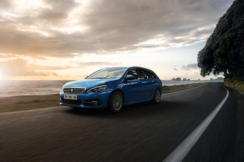 Cliquez sur l'image pour l'afficher en taille normale

Nom : PEUGEOT_308SW_2006NS_123.jpg 
Affichages : 1077 
Taille : 91.3 Ko 
ID : 17417