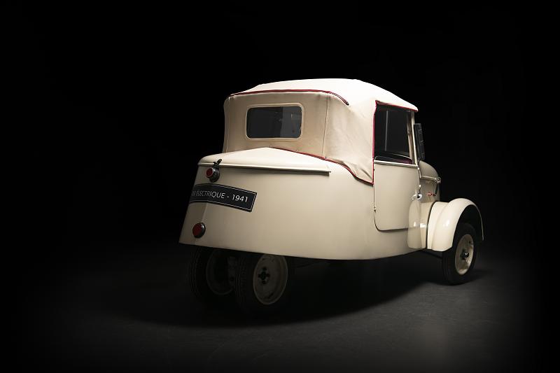 Cliquez sur l'image pour l'afficher en taille normale

Nom : PEUGEOT_VLV_1941_AR.jpg 
Affichages : 1096 
Taille : 75.7 Ko 
ID : 17851