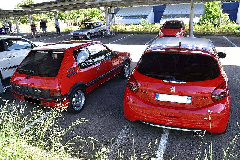 Cliquez sur l'image pour l'afficher en taille normale

Nom : 208 et 205 GTi arrire masqu.jpg 
Affichages : 440 
Taille : 101.8 Ko 
ID : 22002