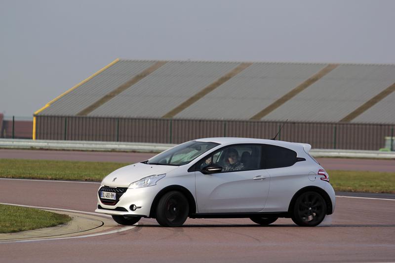 Cliquez sur l'image pour l'afficher en taille normale

Nom : 208GTi_glisse.jpg 
Affichages : 587 
Taille : 81.8 Ko 
ID : 454