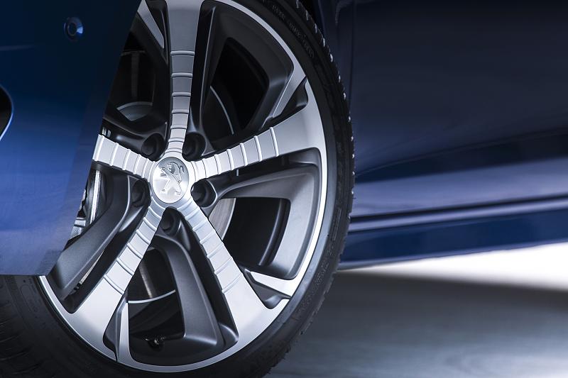 Cliquez sur l'image pour l'afficher en taille normale

Nom : Peugeot308_GT_04.jpg 
Affichages : 387 
Taille : 82.6 Ko 
ID : 4857