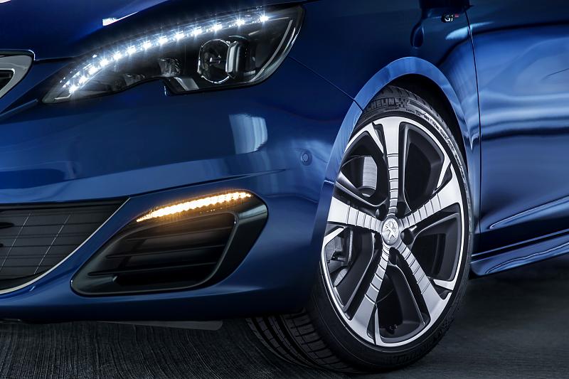 Cliquez sur l'image pour l'afficher en taille normale

Nom : Peugeot308_GT_05.jpg 
Affichages : 334 
Taille : 89.9 Ko 
ID : 4858
