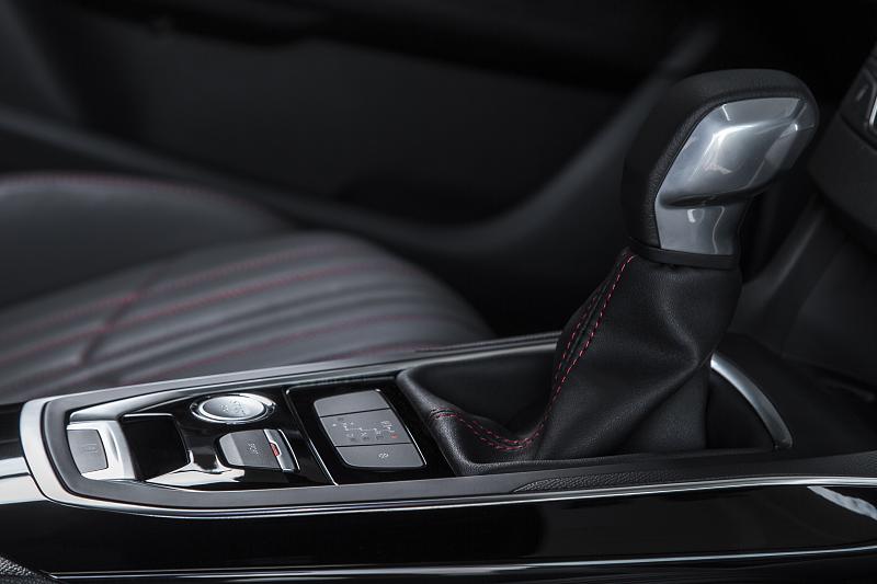 Cliquez sur l'image pour l'afficher en taille normale

Nom : Peugeot308_GT_19.jpg 
Affichages : 348 
Taille : 83.9 Ko 
ID : 4871