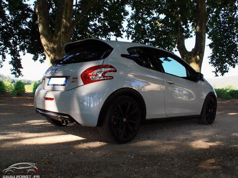 Cliquez sur l'image pour l'afficher en taille normale

Nom : peugeot208gti_30th_08.jpg 
Affichages : 1150 
Taille : 98.1 Ko 
ID : 58