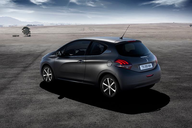 Cliquez sur l'image pour l'afficher en taille normale

Nom : peugeot_208_icesilver.jpg 
Affichages : 2830 
Taille : 96.7 Ko 
ID : 644