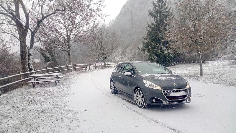 Nom : Peugeot 208 GTi THP 208 S&S 2015 (50).jpg
Affichages : 288
Taille : 91.4 Ko