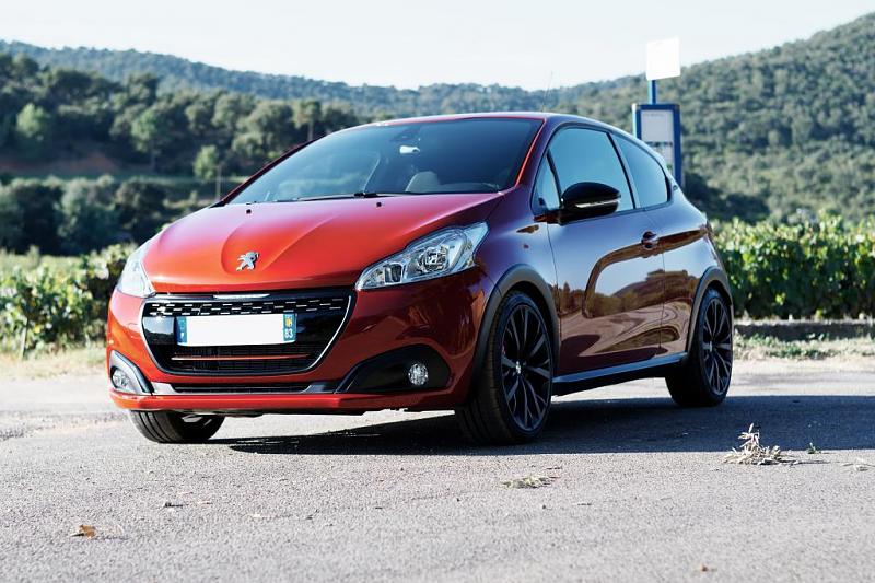 Cliquez sur l'image pour l'afficher en taille normale

Nom : peugeot208gti_bpsweb_rouge_01_original.jpg 
Affichages : 104 
Taille : 96.0 Ko 
ID : 14664