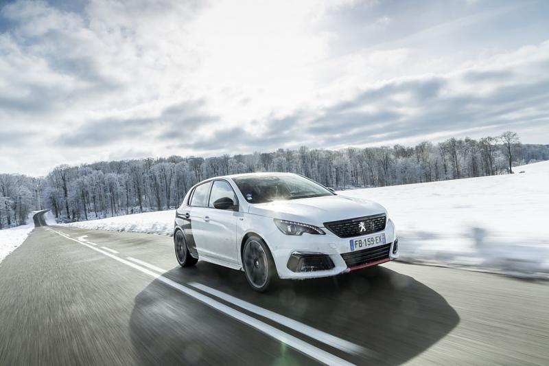 Cliquez sur l'image pour l'afficher en taille normale

Nom : peugeot-308-gti-263-2019-coupe-franche-blanc-noir-12_1.jpg 
Affichages : 81 
Taille : 86.8 Ko 
ID : 13978