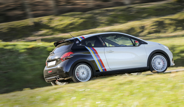 Nom : Peugeot-208-GTi-Nove-tre-quarti-posteriore_horizontal_lancio_sezione_grande_doppio.jpg
Affichages : 4024
Taille : 90.4 Ko
